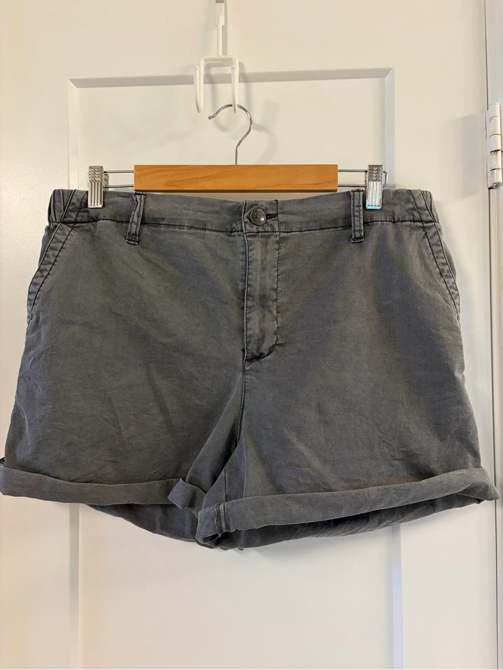 Old Navy Gray Roll-Hem Women's Shorts